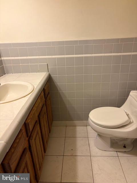 817 4th Street Northeast Washington, DC 20002 - Photo 8 of 24 POWDER ROOM ON MAIN