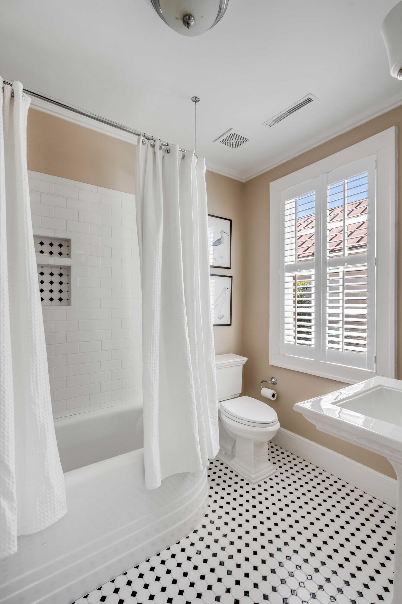 40 New Street Charleston, SC 29401 - Photo 40 of 53 Bathroom