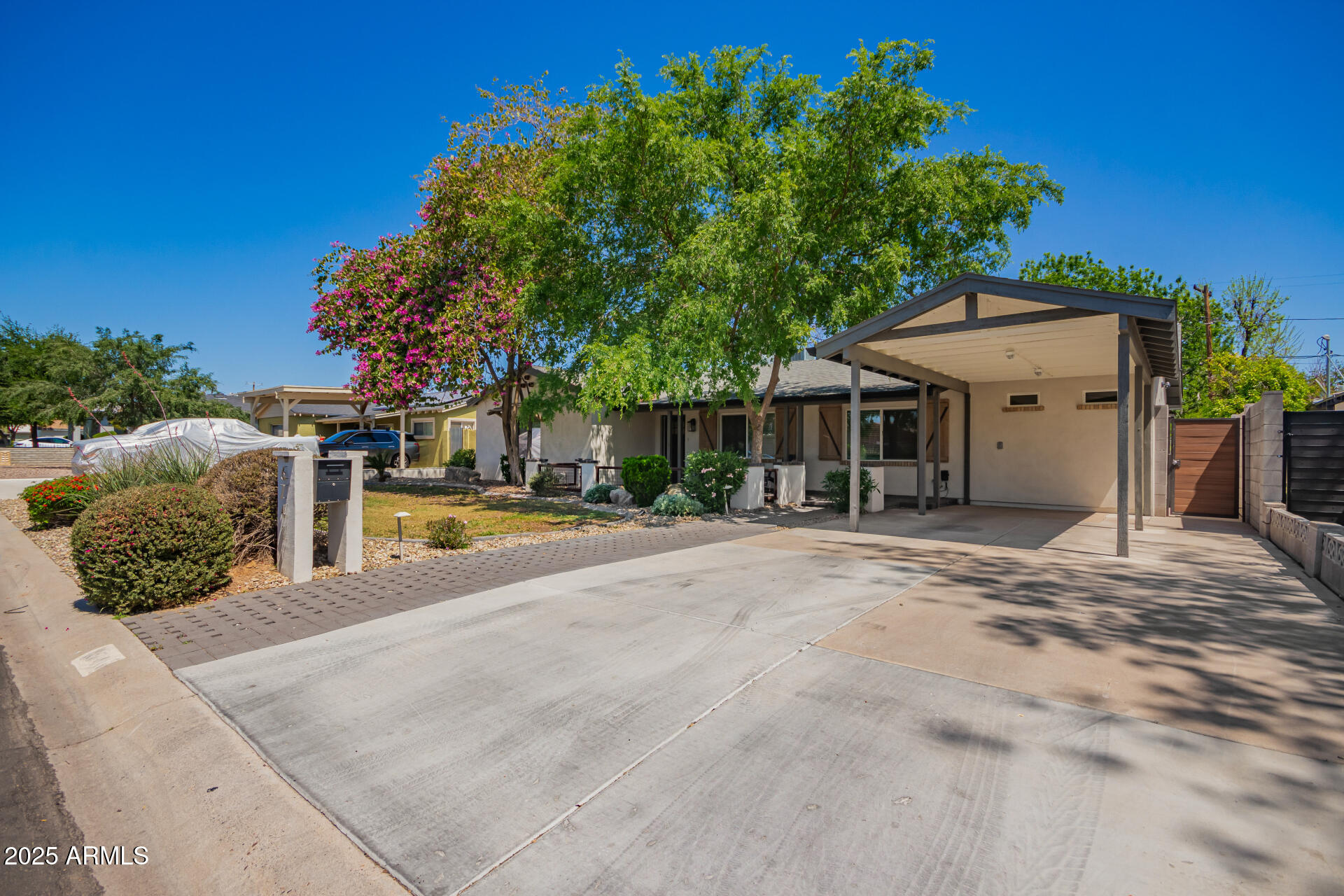 6741 North 10th Street Phoenix, AZ 85014 - Photo 36 of 37 a view of a house with basketball court