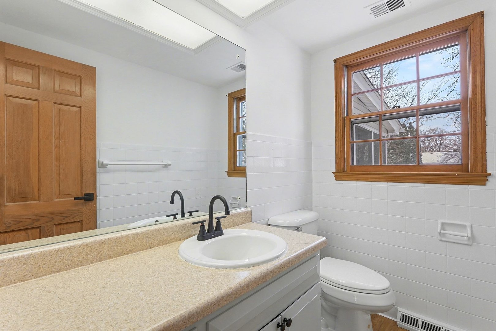 33 South Canterbury Road Aurora, IL 60506 - Photo 13 of 28 a bathroom with a toilet sink and mirror