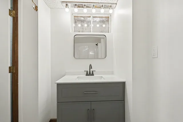 $399,900 | 33 South Canterbury Road, Aurora, IL 60506