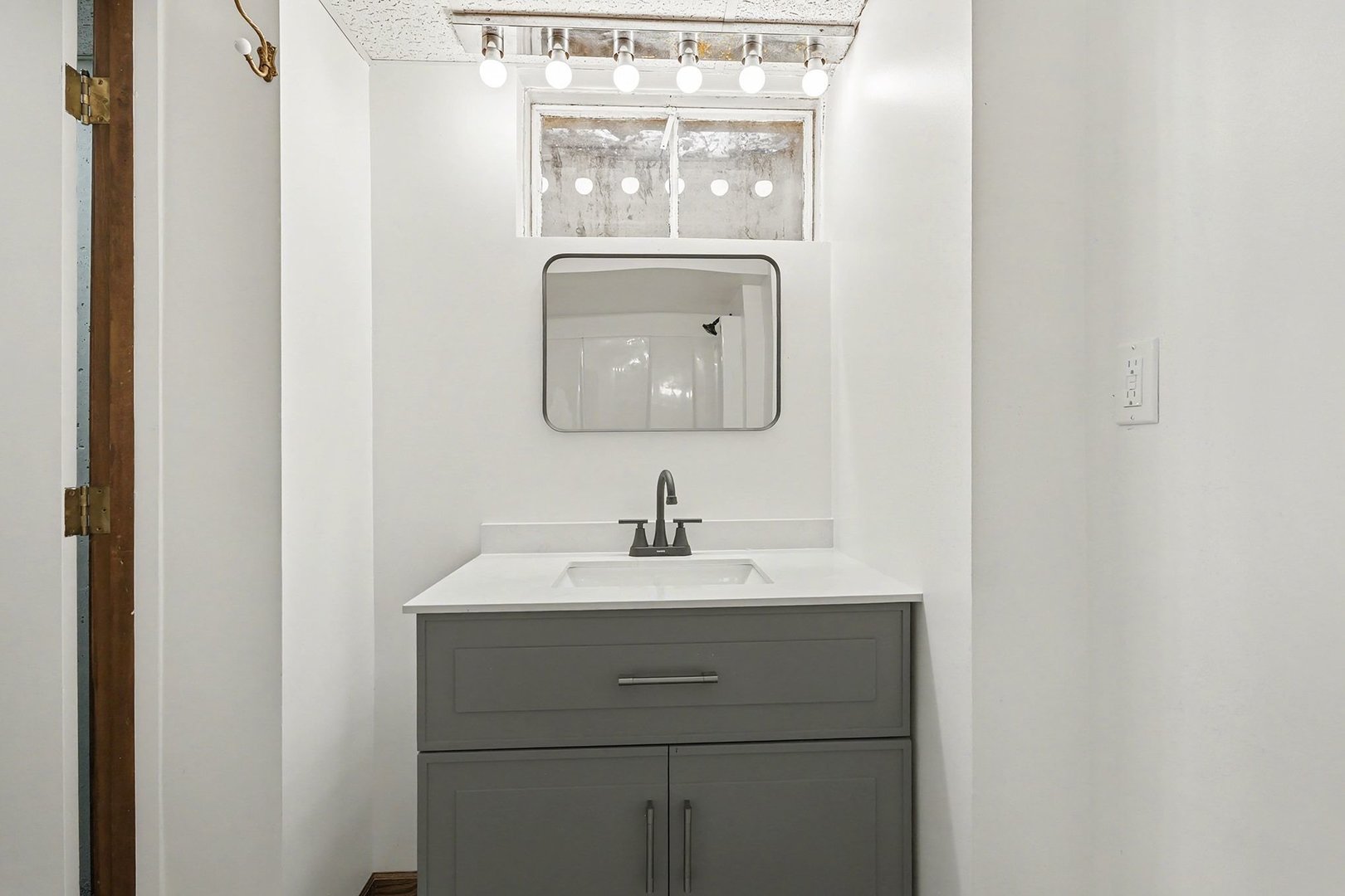 33 South Canterbury Road Aurora, IL 60506 - Photo 20 of 28 a bathroom with a sink mirror and vanity