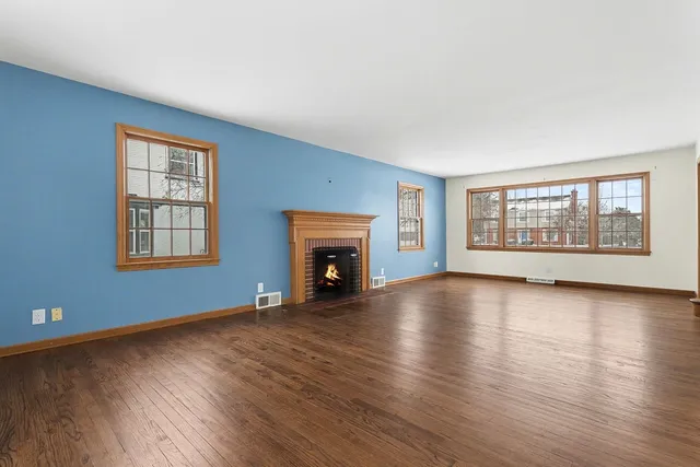 $399,900 | 33 South Canterbury Road, Aurora, IL 60506