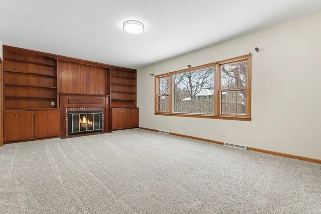 $399,900 | 33 South Canterbury Road, Aurora, IL 60506