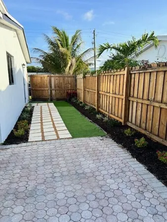 a view of a backyard