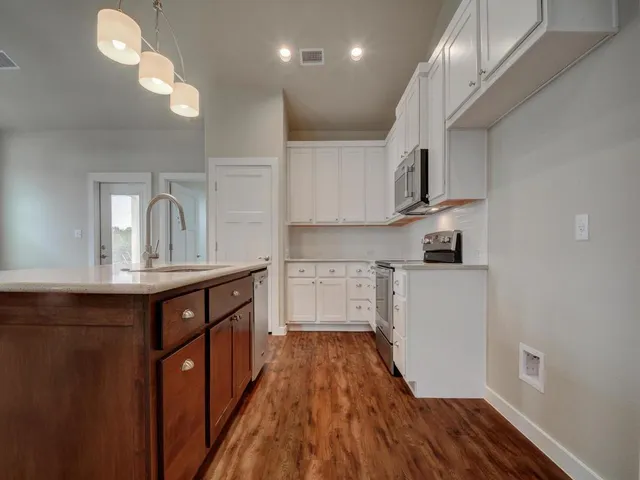 $1,999 | 240 Rose Drive, Unit A, Dripping Springs, TX 78620