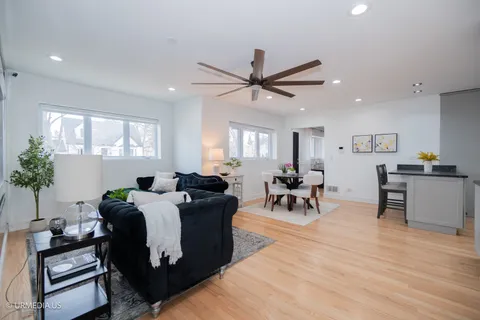 $985,000 | 7100 North Sioux Avenue, Chicago, IL 60646