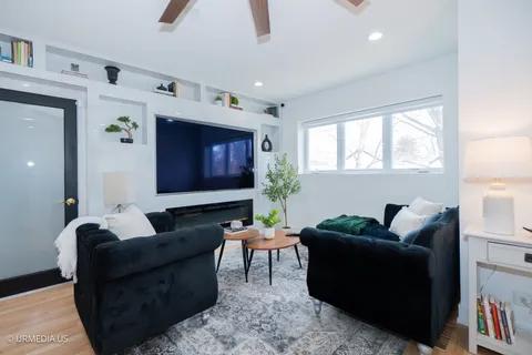 $985,000 | 7100 North Sioux Avenue, Chicago, IL 60646