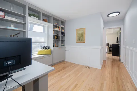 $985,000 | 7100 North Sioux Avenue, Chicago, IL 60646