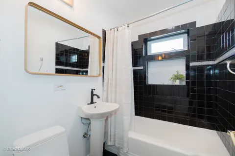 $985,000 | 7100 North Sioux Avenue, Chicago, IL 60646