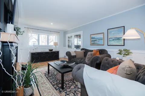 $985,000 | 7100 North Sioux Avenue, Chicago, IL 60646