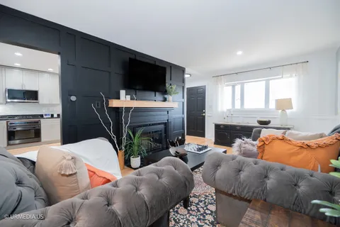 $985,000 | 7100 North Sioux Avenue, Chicago, IL 60646