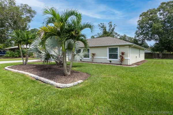 a view of a house with backyard and porch