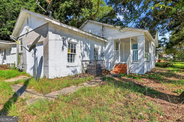 a view of a house with a yard