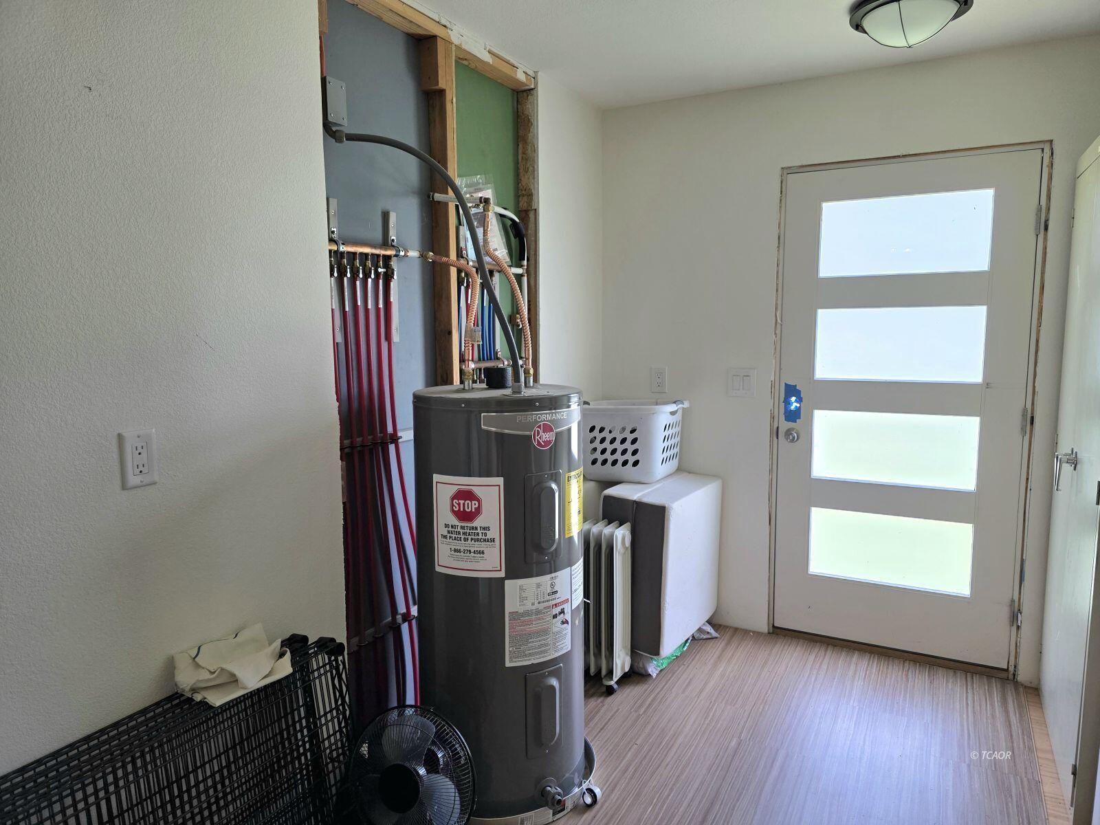 230 Corral Bottom Road Hyampom, CA 96046 - Photo 23 of 42 a view of hallway with washer and dryer