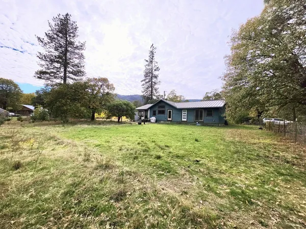 a view of a house with a yard
