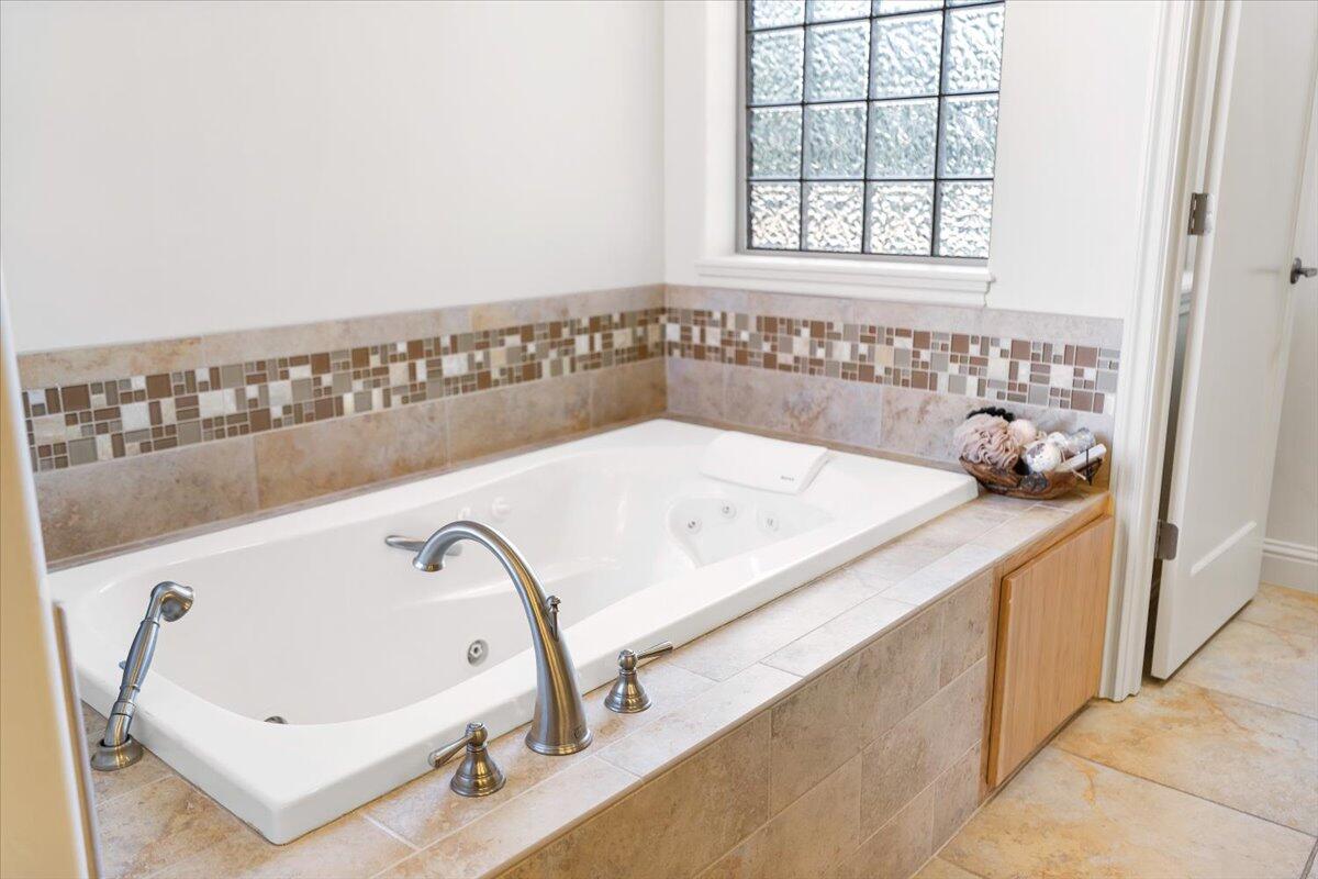 1004 Highland View Loop Redmond, OR 97756 - Photo 37 of 95 39-DSC06084