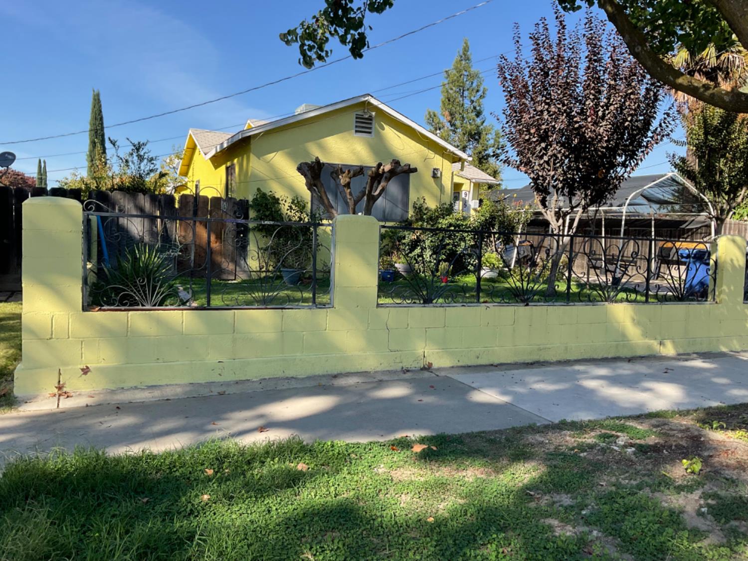 a view of a house with a yard