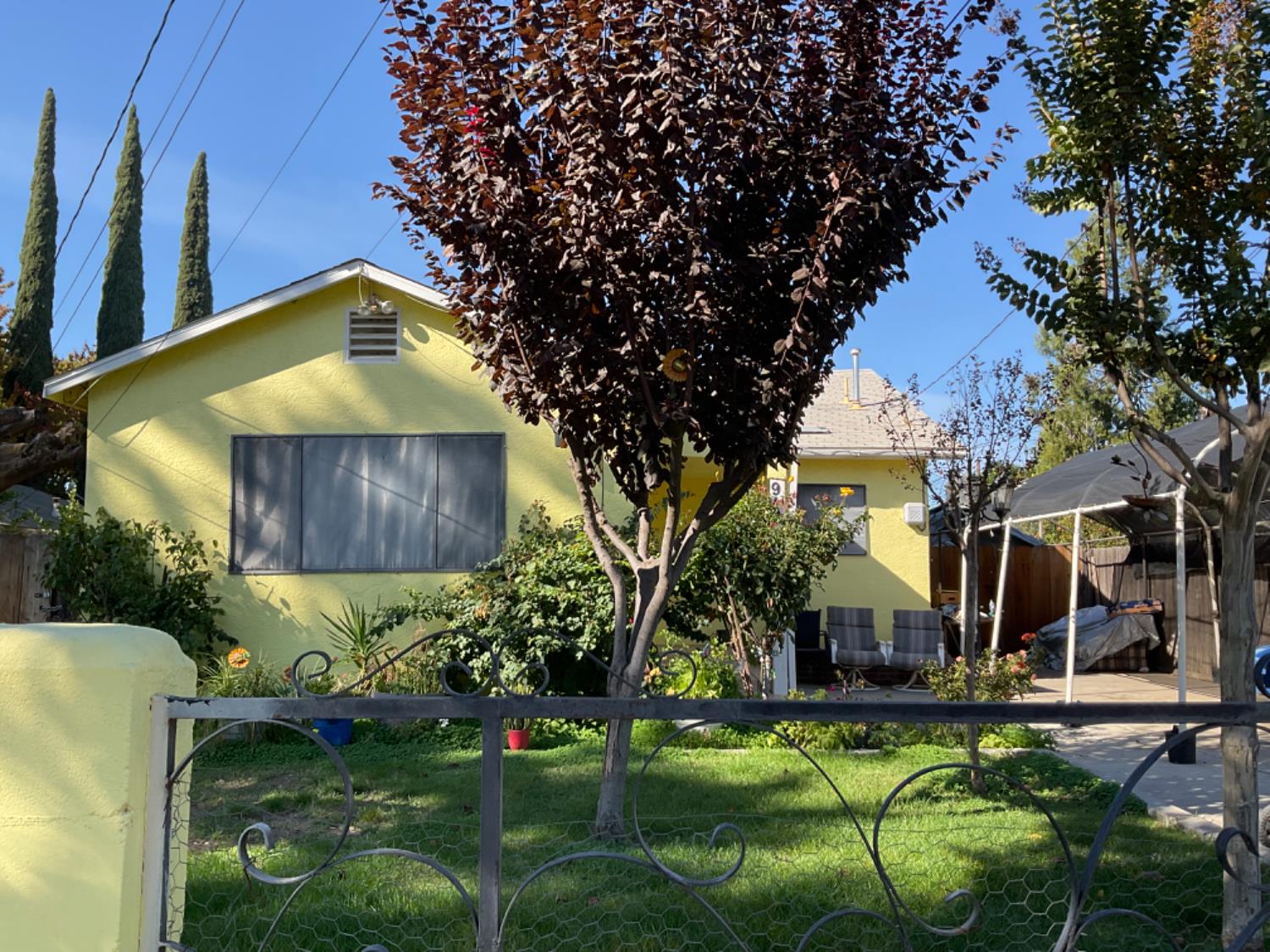 915 R Street Merced, CA 95341 - Photo 14 of 44 a front view of a house with garden