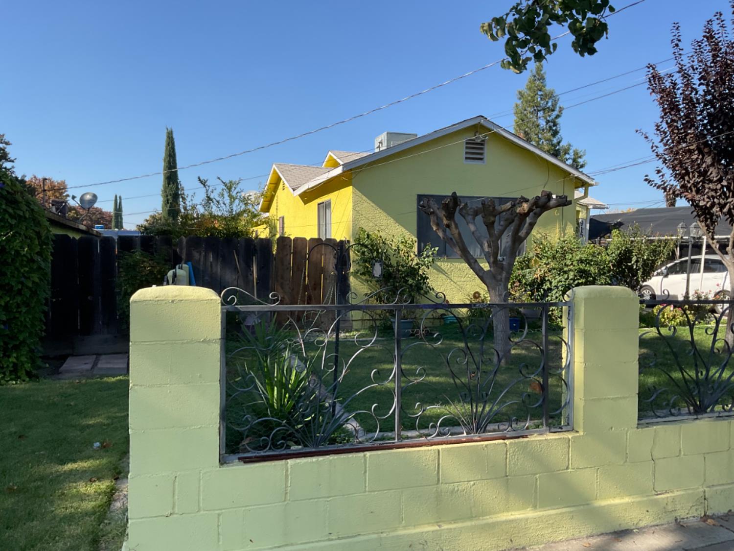 915 R Street Merced, CA 95341 - Photo 17 of 44 a view of a yard in front of house
