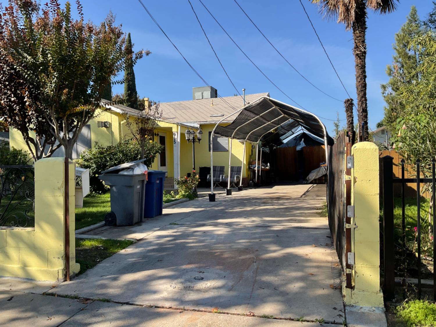 915 R Street Merced, CA 95341 - Photo 3 of 44 a view of a house with a patio