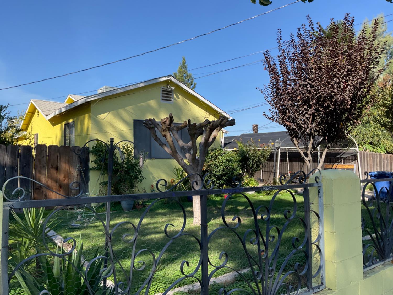915 R Street Merced, CA 95341 - Photo 4 of 44 a view of a house with a tree in a yard