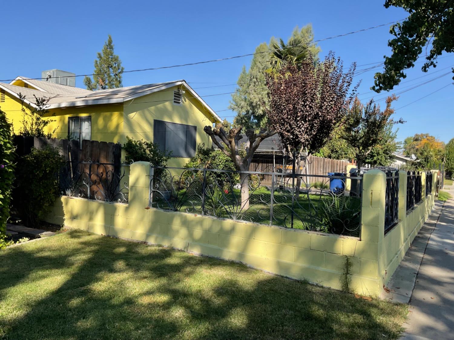 915 R Street Merced, CA 95341 - Photo 5 of 44 a view of swimming pool yard