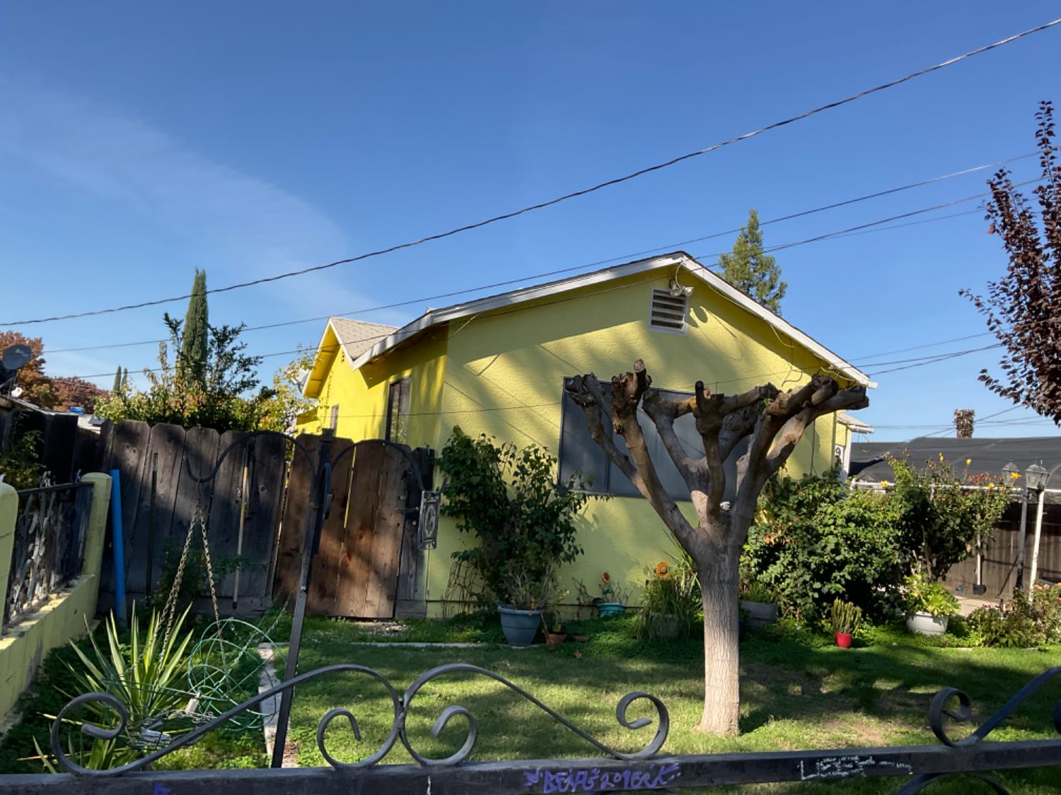 915 R Street Merced, CA 95341 - Photo 8 of 44 a view of a house with a small yard