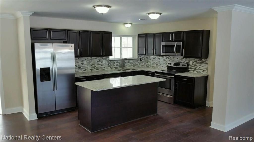 28337 New Castle Road Farmington Hills, MI 48331 - Photo 3 of 10