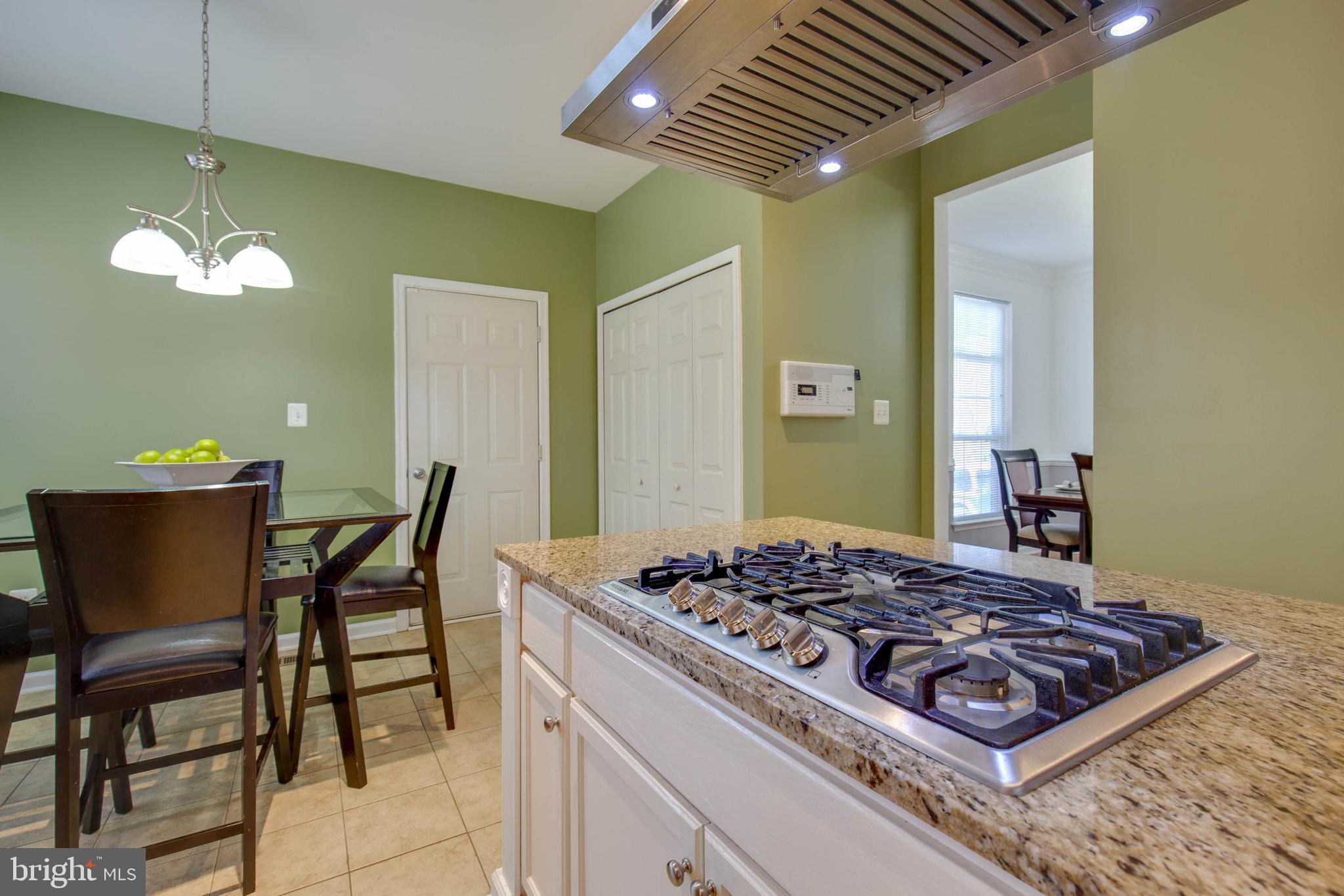 8371 Tillett Loop Manassas, VA 20110 - Photo 10 of 35 5 Burner Gas Cooktop