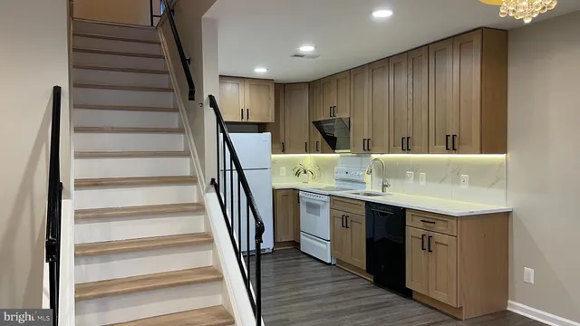 $2,400 | 6002 Rabbit Hill Court, Centreville, VA 20121