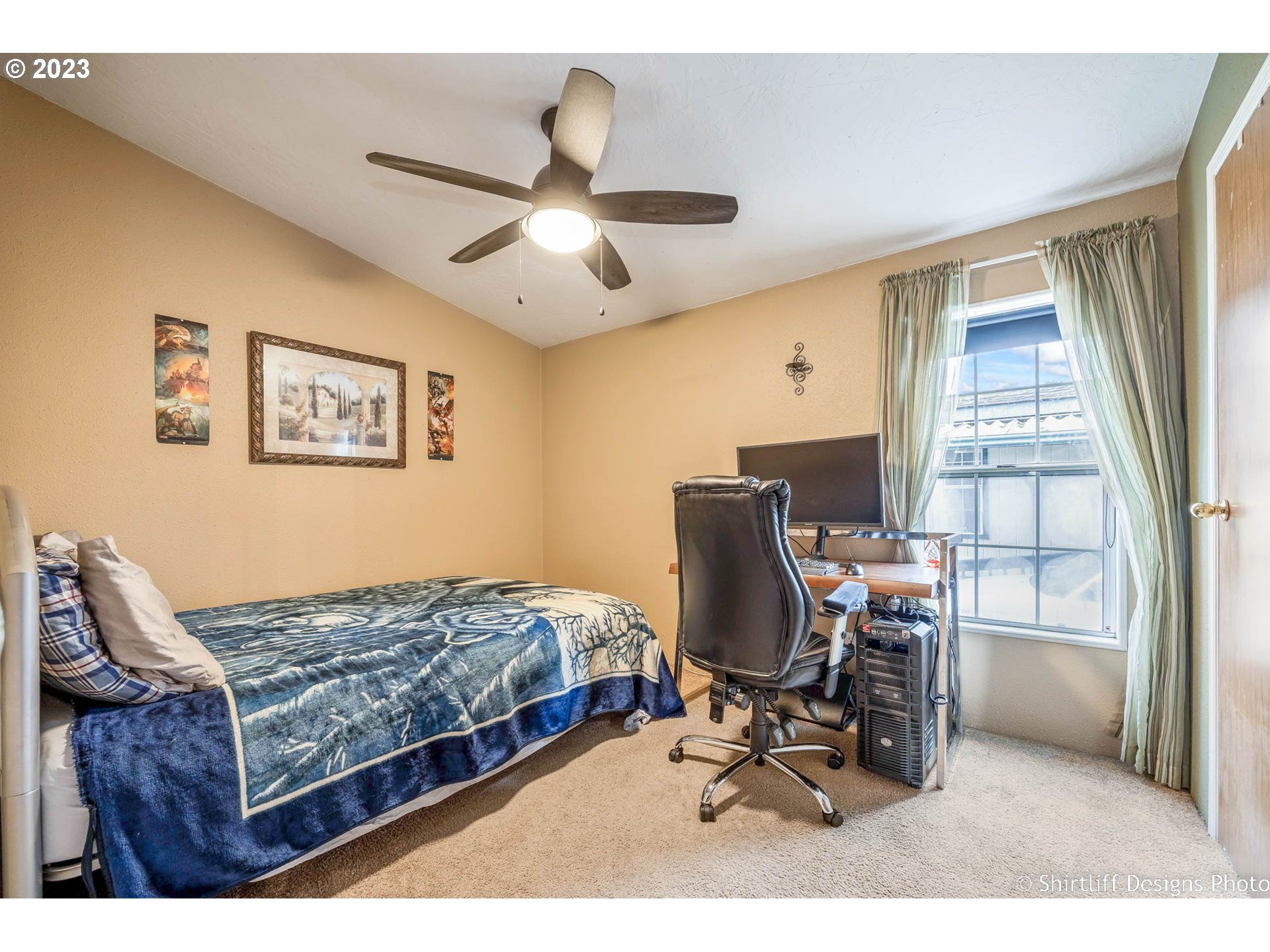 1699 North Terry Street, Unit 164 Eugene, OR 97402 - Photo 19 of 31 a living room with furniture and a window