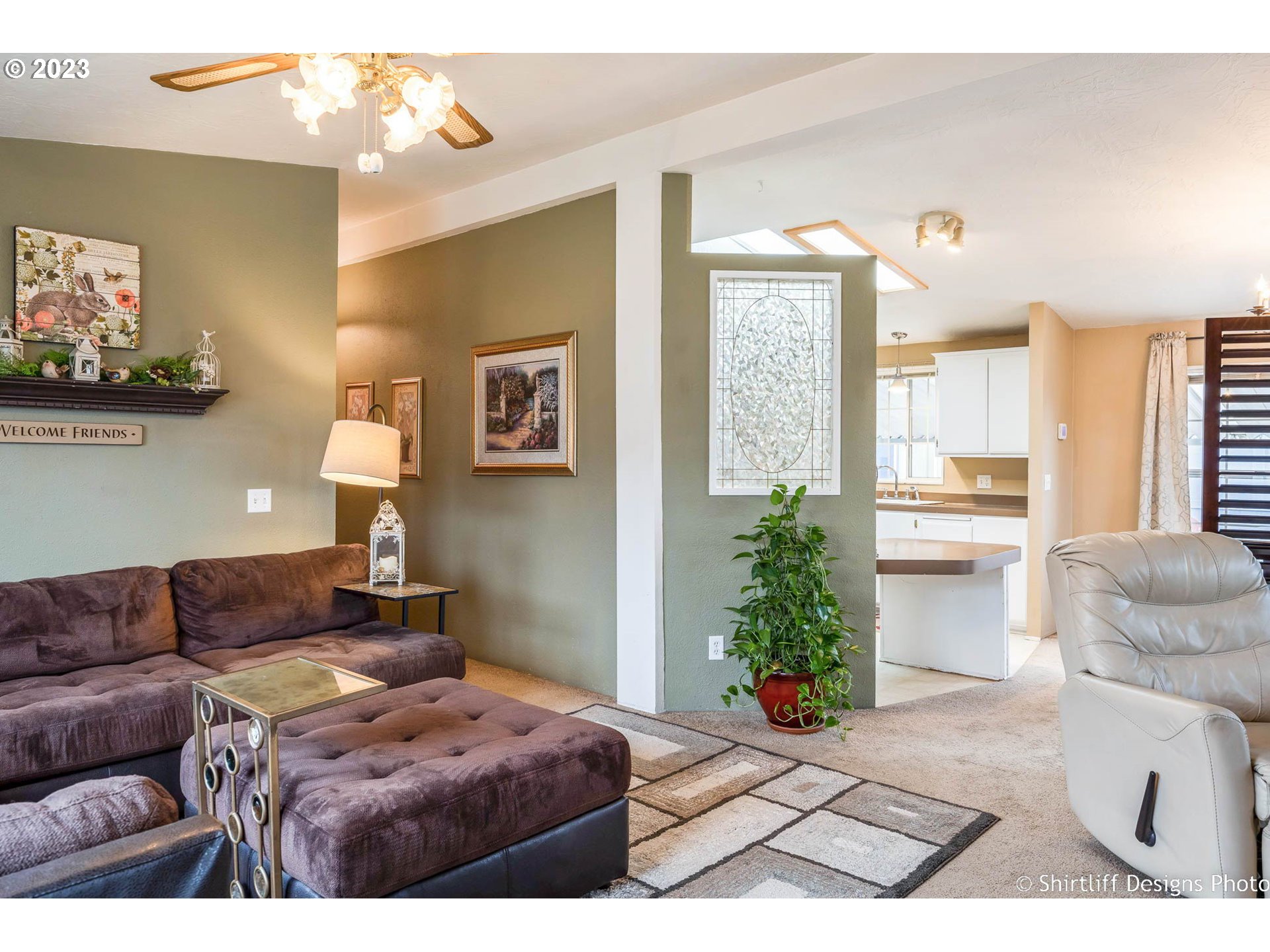 1699 North Terry Street, Unit 164 Eugene, OR 97402 - Photo 8 of 31 a living room with furniture and a potted plant