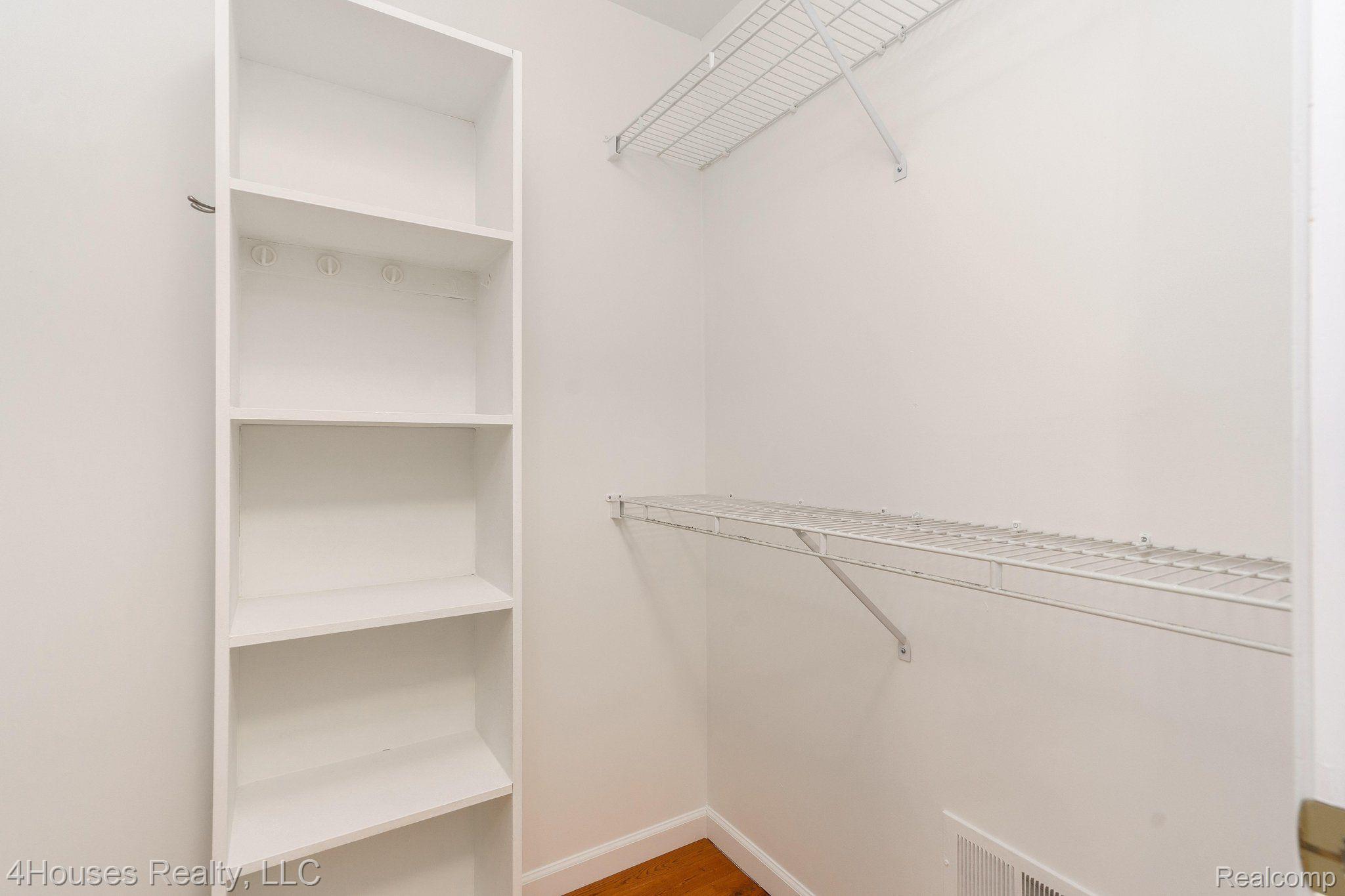 30658 Maplewood Circle Farmington, MI 48331 - Photo 33 of 50 Right Walk-in Closet
Primary Bedroom