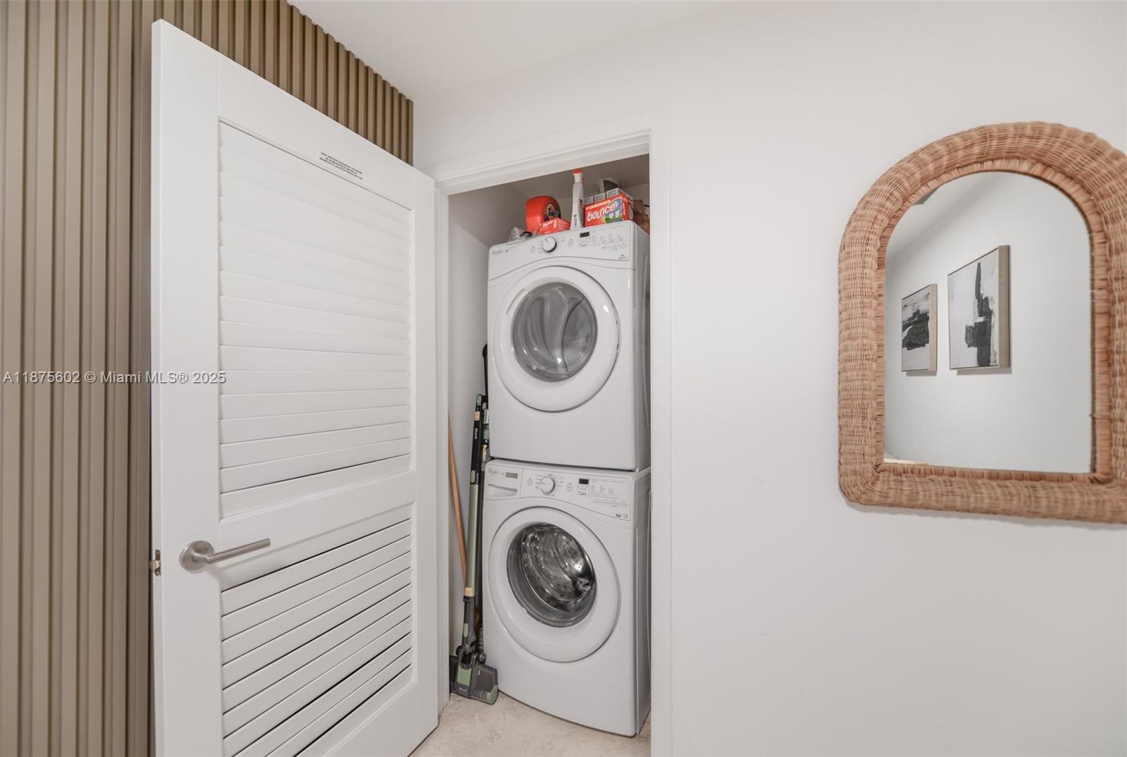 88 Southwest 7th Street, Unit 2204 Miami, FL 33130 - Photo 17 of 58 a utility room with dryer and washer