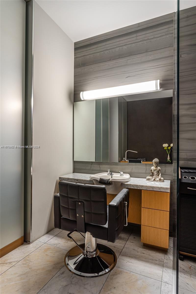 88 Southwest 7th Street, Unit 2204 Miami, FL 33130 - Photo 51 of 58 a room with a table and chairs