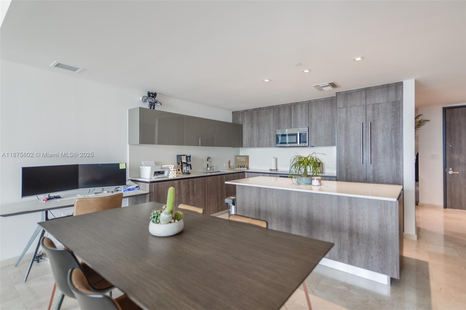 88 Southwest 7th Street, Unit 2204 Miami, FL 33130 - Photo 10 of 58 a kitchen with a table and chairs in it