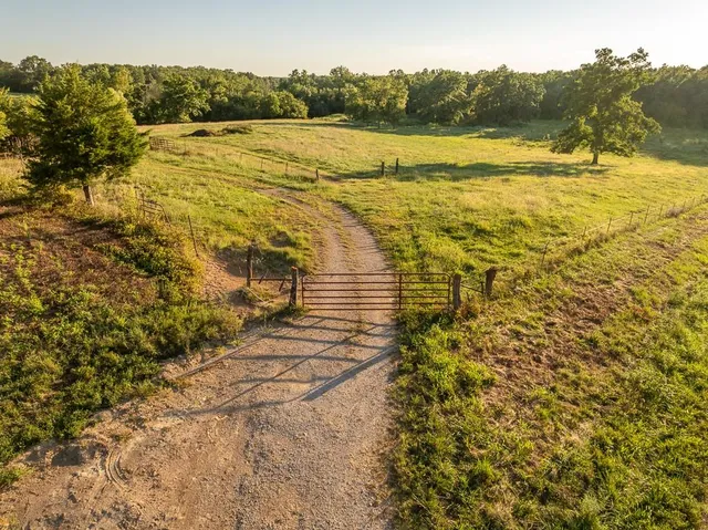 $945,000 | 630 Northwest Nw Road, Appleton City, MO 64724