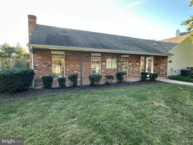 a view of a house with backyard and garden