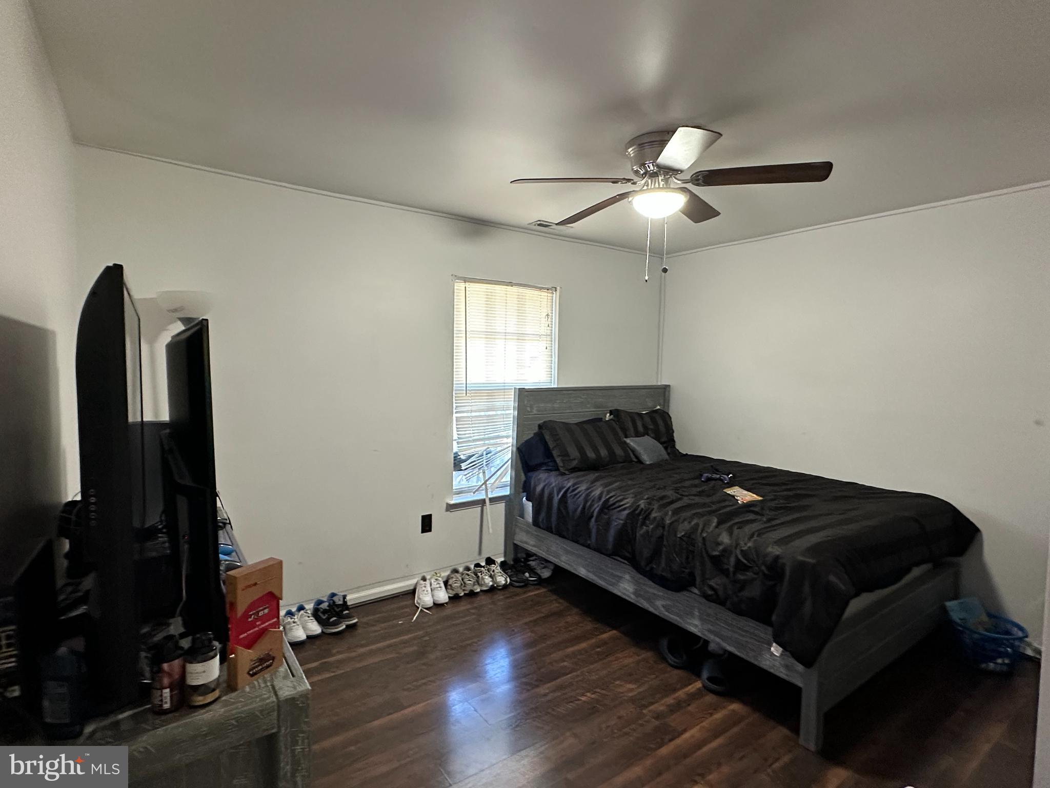 810 Willings Way New Castle, DE 19720 - Photo 8 of 11 a living room with furniture a flat screen tv and a ceiling fan