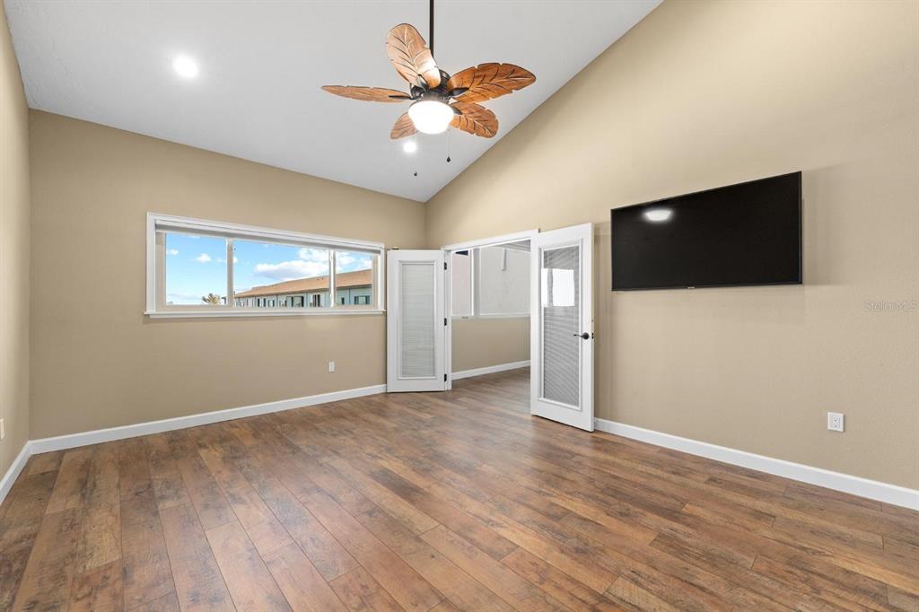 9604 Cortez Road West, Unit 136 Bradenton, FL 34210 - Photo 14 of 39 a view of a livingroom with a flat screen tv