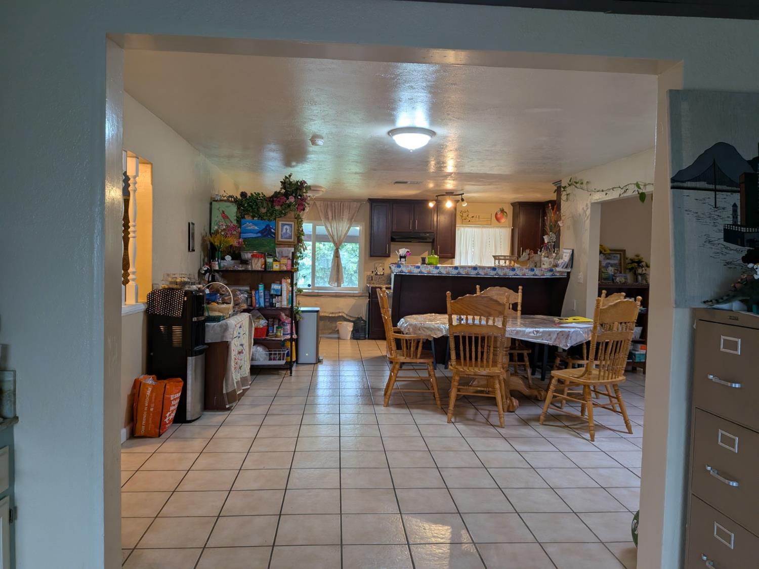 5209 North Angus Street Fresno, CA 93710 - Photo 11 of 33 a view of a dining room with furniture