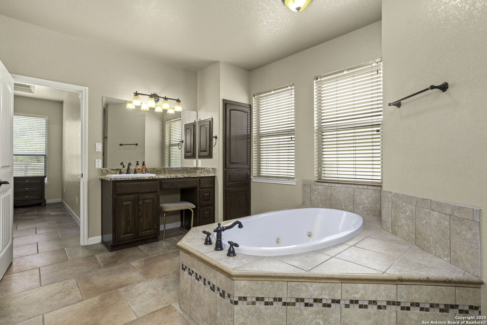 133 Copper Ridge Drive La Vernia, TX 78121 - Photo 23 of 35 a bathroom with a tub a sink and mirror