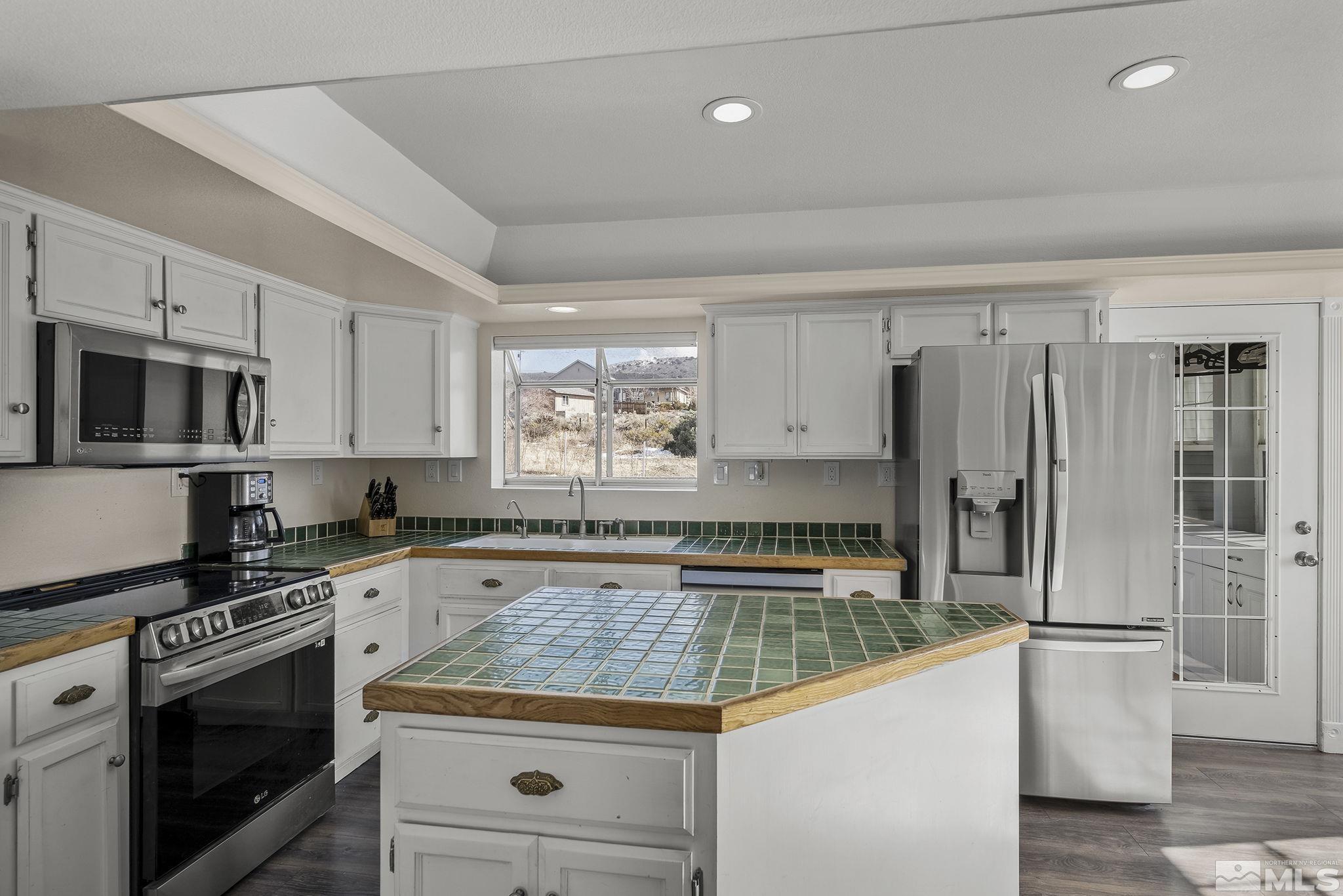 5960 Mallow Road Carson City, NV 89701 - Photo 10 of 34 a kitchen with granite countertop a stove sink and refrigerator