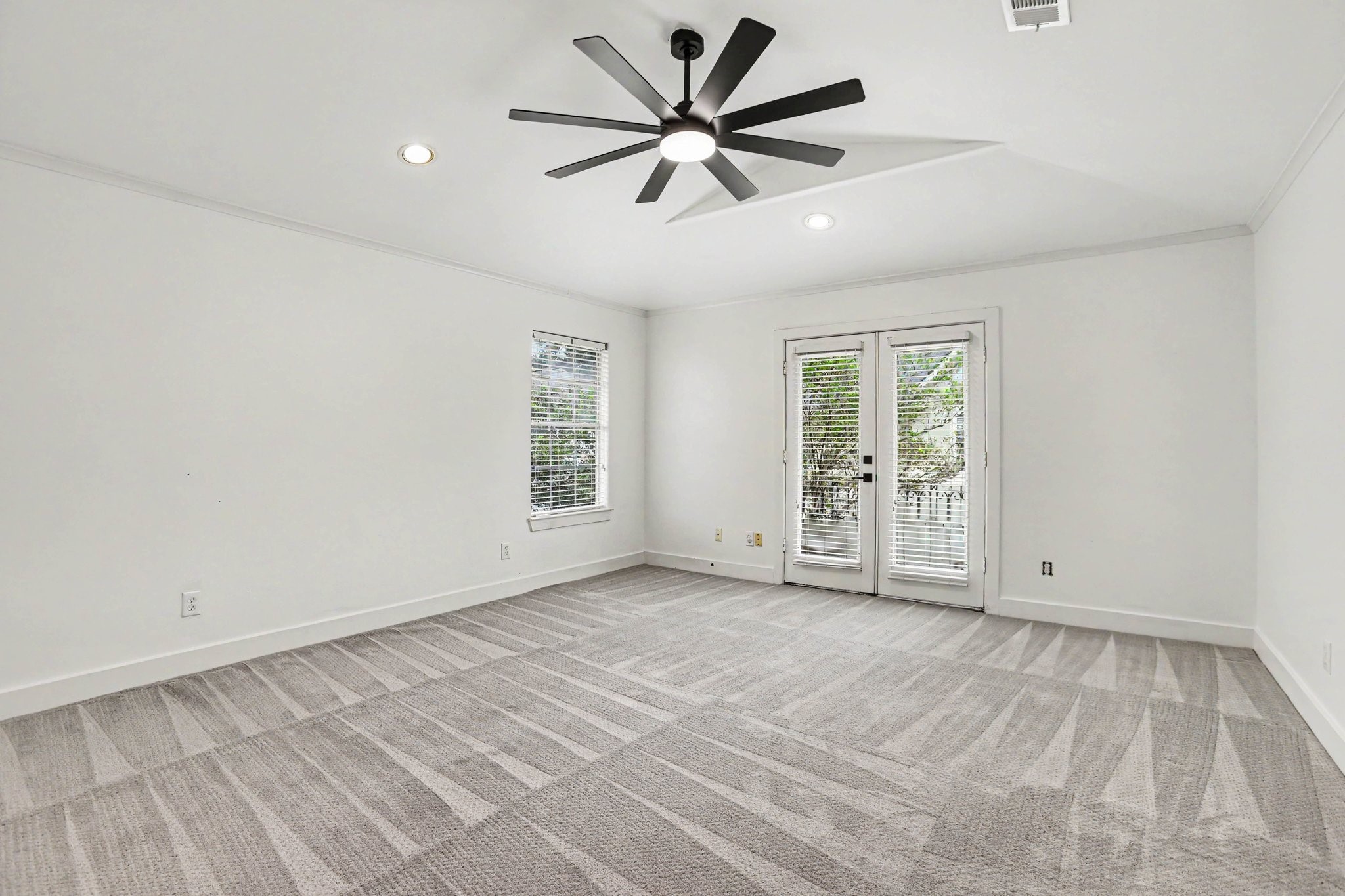 1470 Springrock Lane, Unit 6 Houston, TX 77055 - Photo 13 of 31 Oversized primary suite with vaulted ceilings located on the second floor.