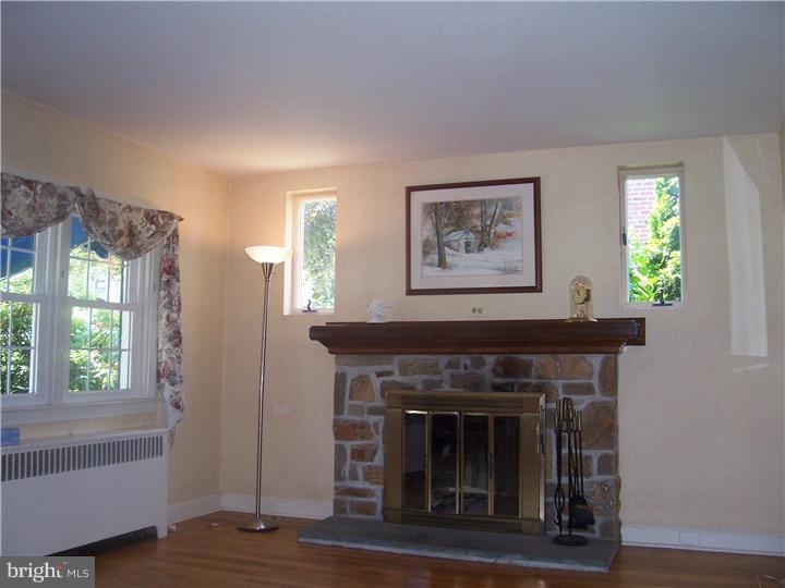 157 Friendship Road Drexel Hill, PA 19026 - Photo 2 of 18 Living Room