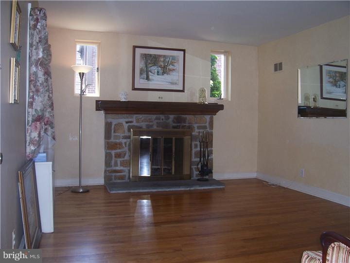 157 Friendship Road Drexel Hill, PA 19026 - Photo 3 of 18 Living Room