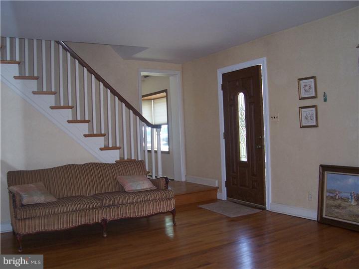 157 Friendship Road Drexel Hill, PA 19026 - Photo 4 of 18 Living Room