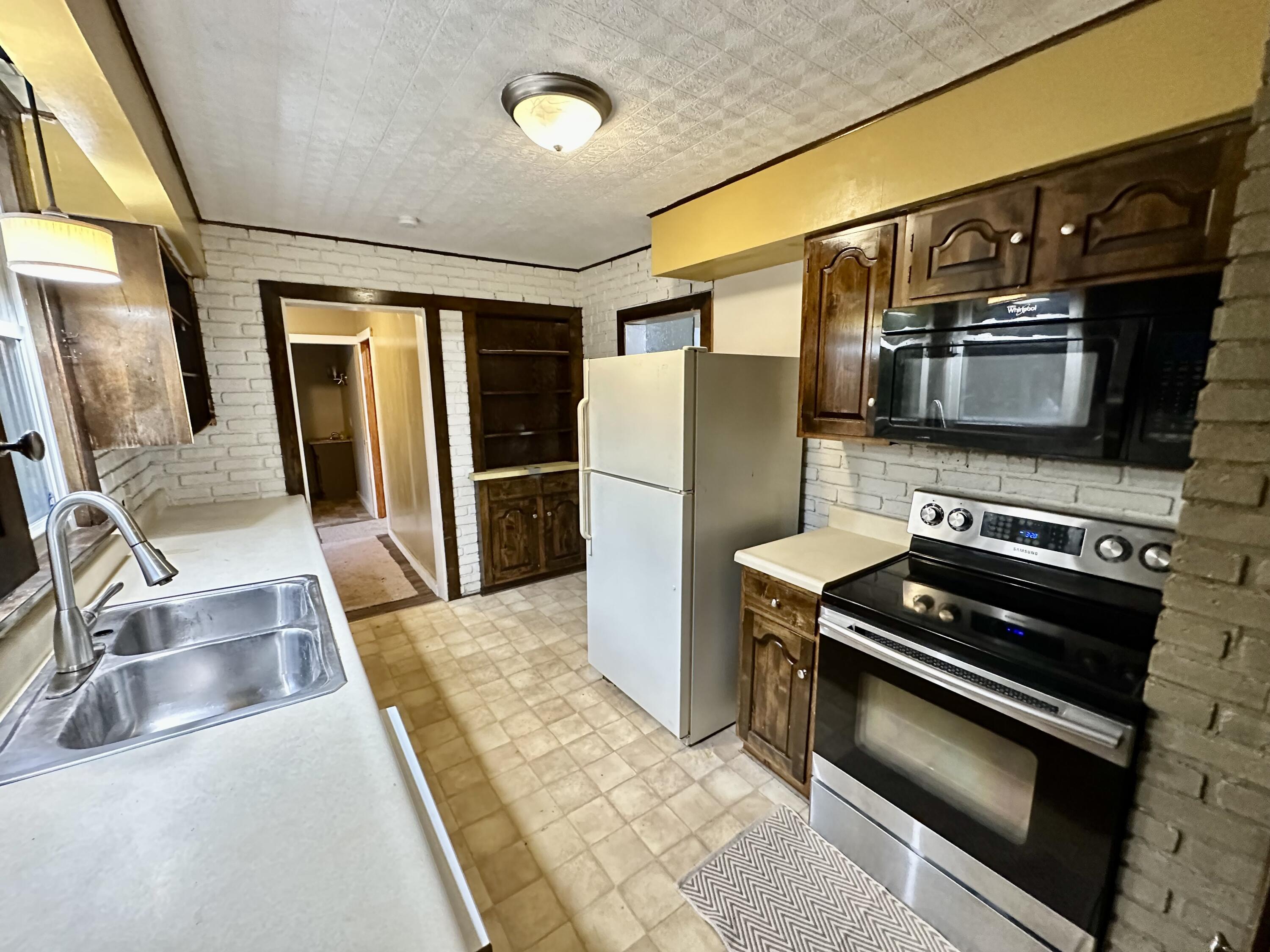 318 East Hoffman Street Three Rivers, MI 49093 - Photo 14 of 23 Main Level