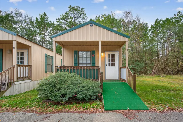 a view of a house with backyard and garden